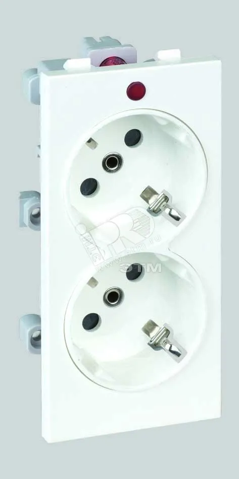 Розетка с заземлением 2x2P+E, сдвоенная,